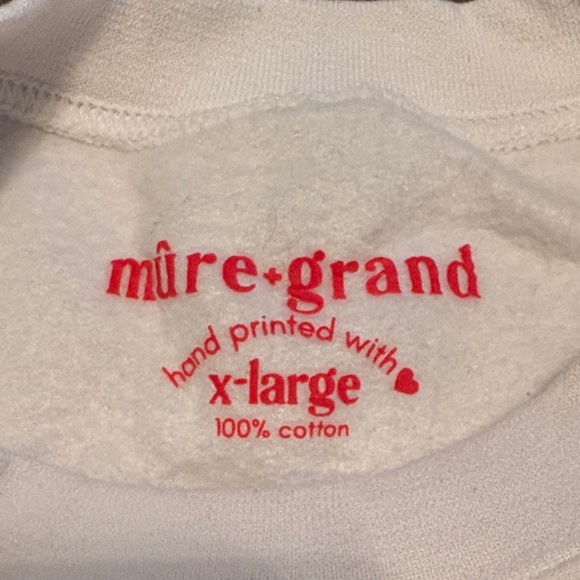 Graphic White Sweatshirt with Bear Print.  XL - Soft - Picture 3 of 5